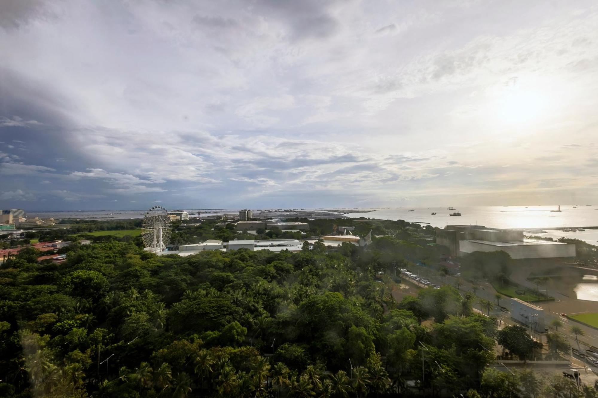 The Radiance Manila Bay Aparthotel Pasay Exteriör bild
