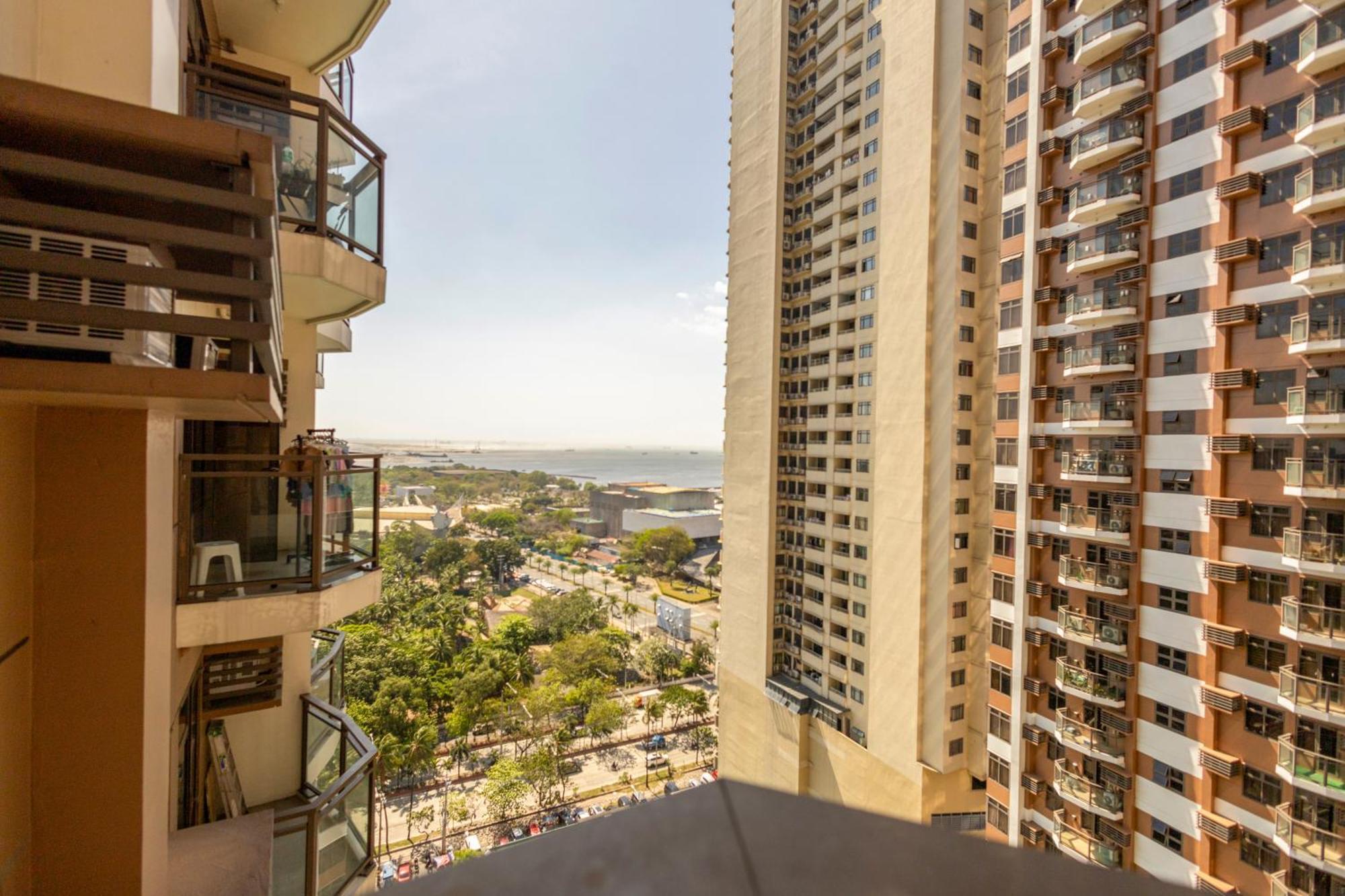 The Radiance Manila Bay Aparthotel Pasay Exteriör bild